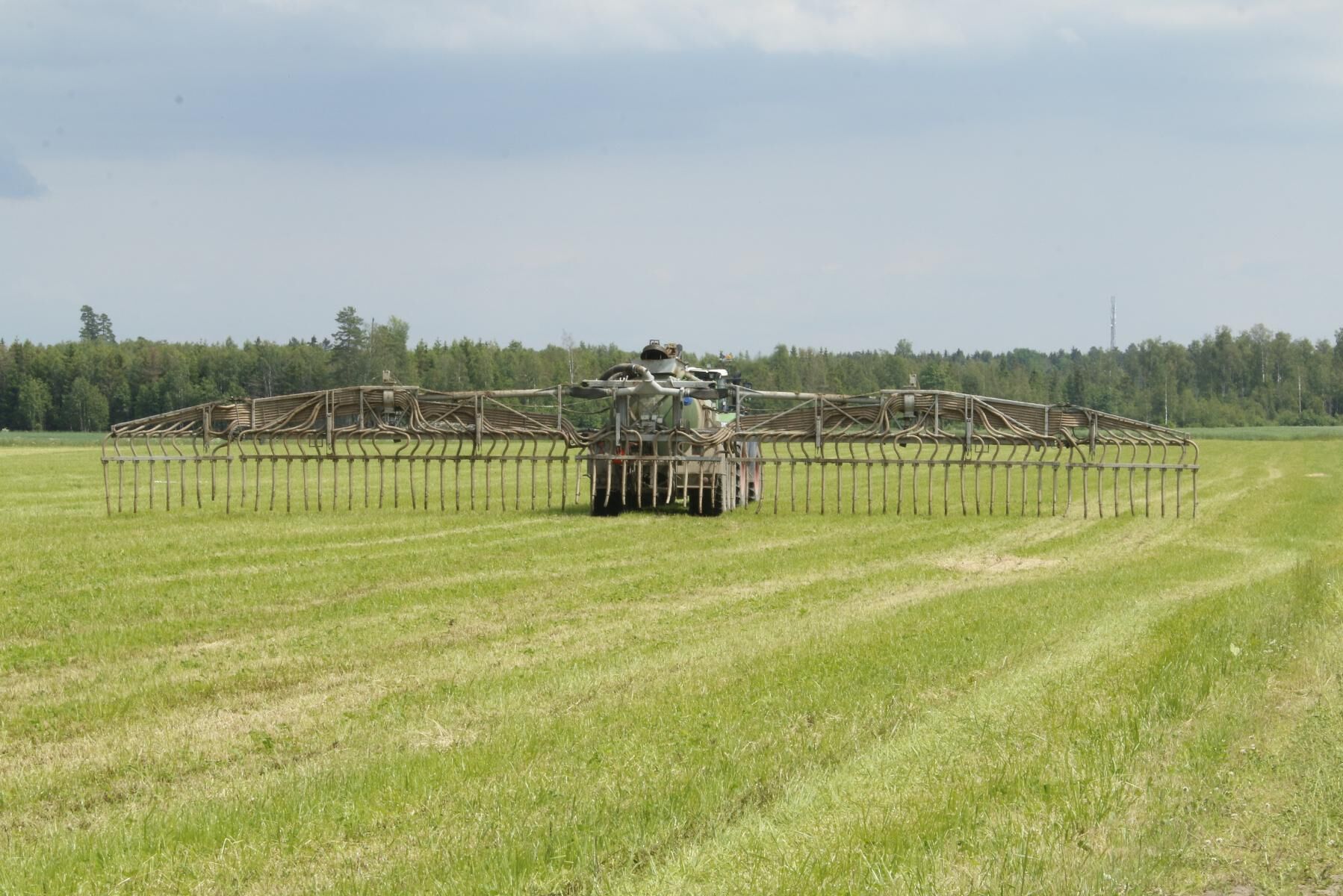 Fendt 1042 har steglös låda och en sexcylindrig MAN-diesel som kan pressa ur sig 420 hästkrafter när det behövs.
