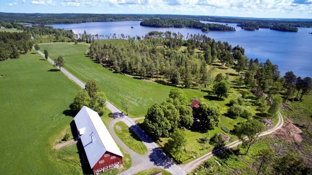 norr om Nässjö ligger i "typiskt Småländskt landskap med sjöläge vid Hästsjön". Fastigheten erbjuder ett gediget 50-talshus med möjlighet till djurhållning och kräftfiske i sjön. Total areal tre hektar varav två är åker och betesmark. Utgångspris: 4 500 000 kronor.
