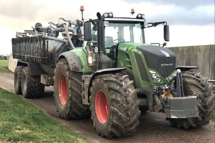 Kolla däcken! Alexander Karlsson kör den 15 kubik stora Hill-tunnan med en Fendt 828 med 900-däck bak och 710-däck fram.