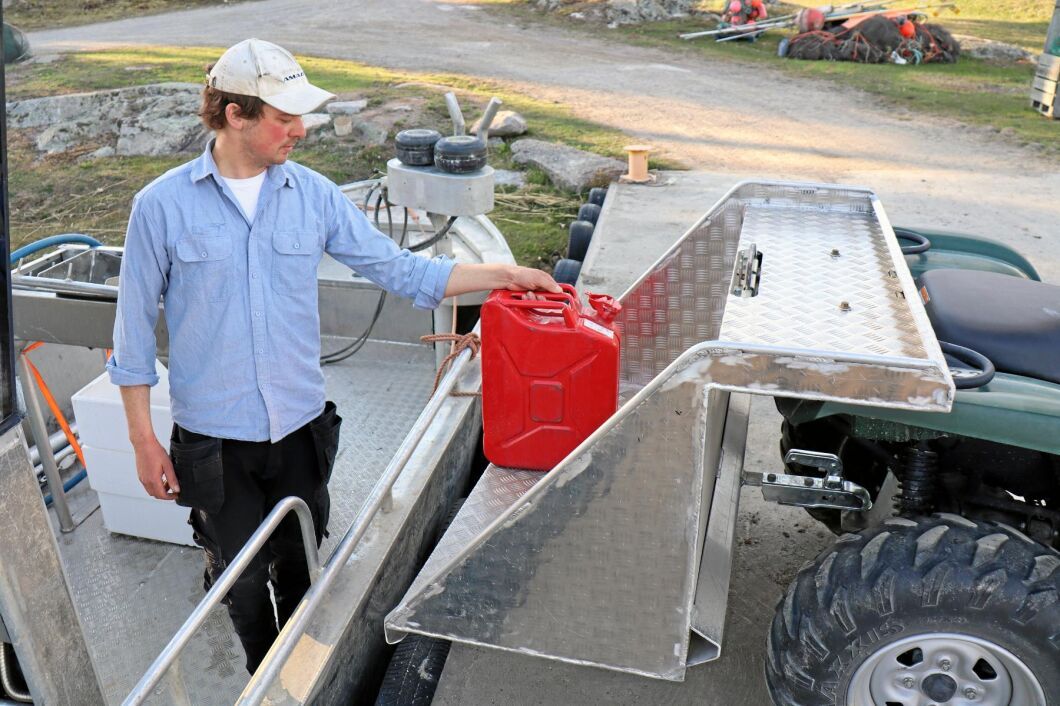 Alexander Vidlund, Skurusund, Ängsö har byggt ett lågt lastplan till fyrhjulingen. Planet ger rätt lyfthöjd är bränsledunkar och fisklådor ska lyftas i och ur arbetsbåten. Dessutom slipper han lyft två, från kaj till fyrhjulingsvagnen.