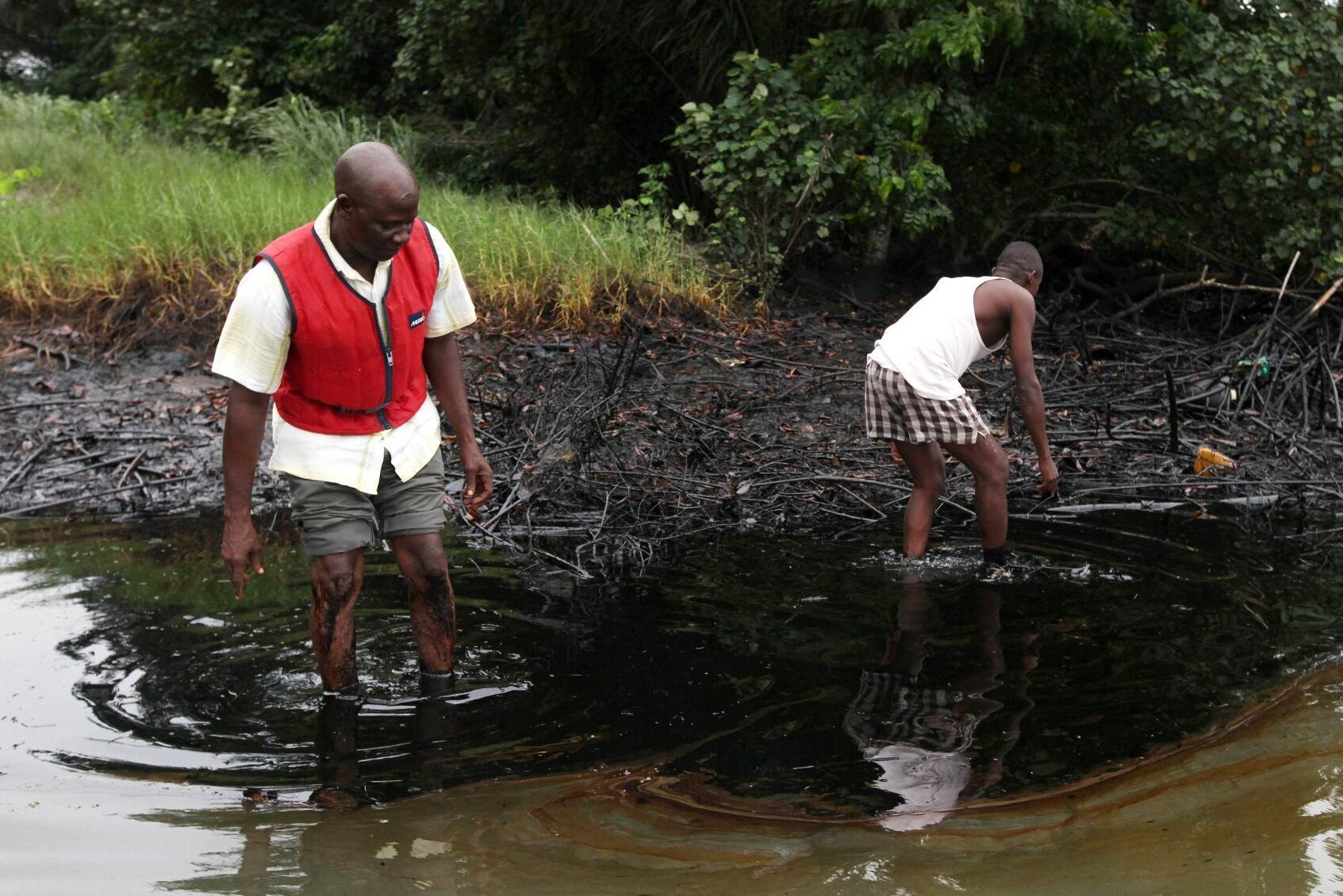 Oljefläck i en vik i närheten av Bodo City i södra Nigeria. Bilden är från den 20 juni 2010.