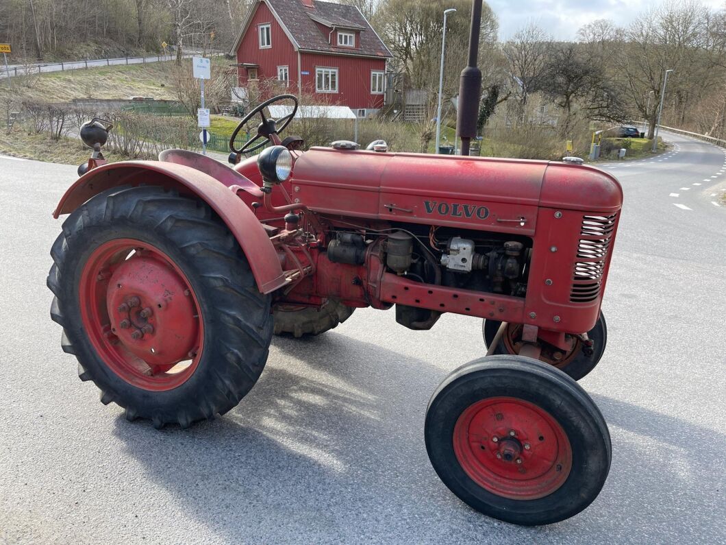 ”Och med just denna traktor är det absolut ingenting att ge sig till att renovera. Renoverar man en sådan traktor så suddar man ut historien”, tycker traktorkännaren Björn Cagner.