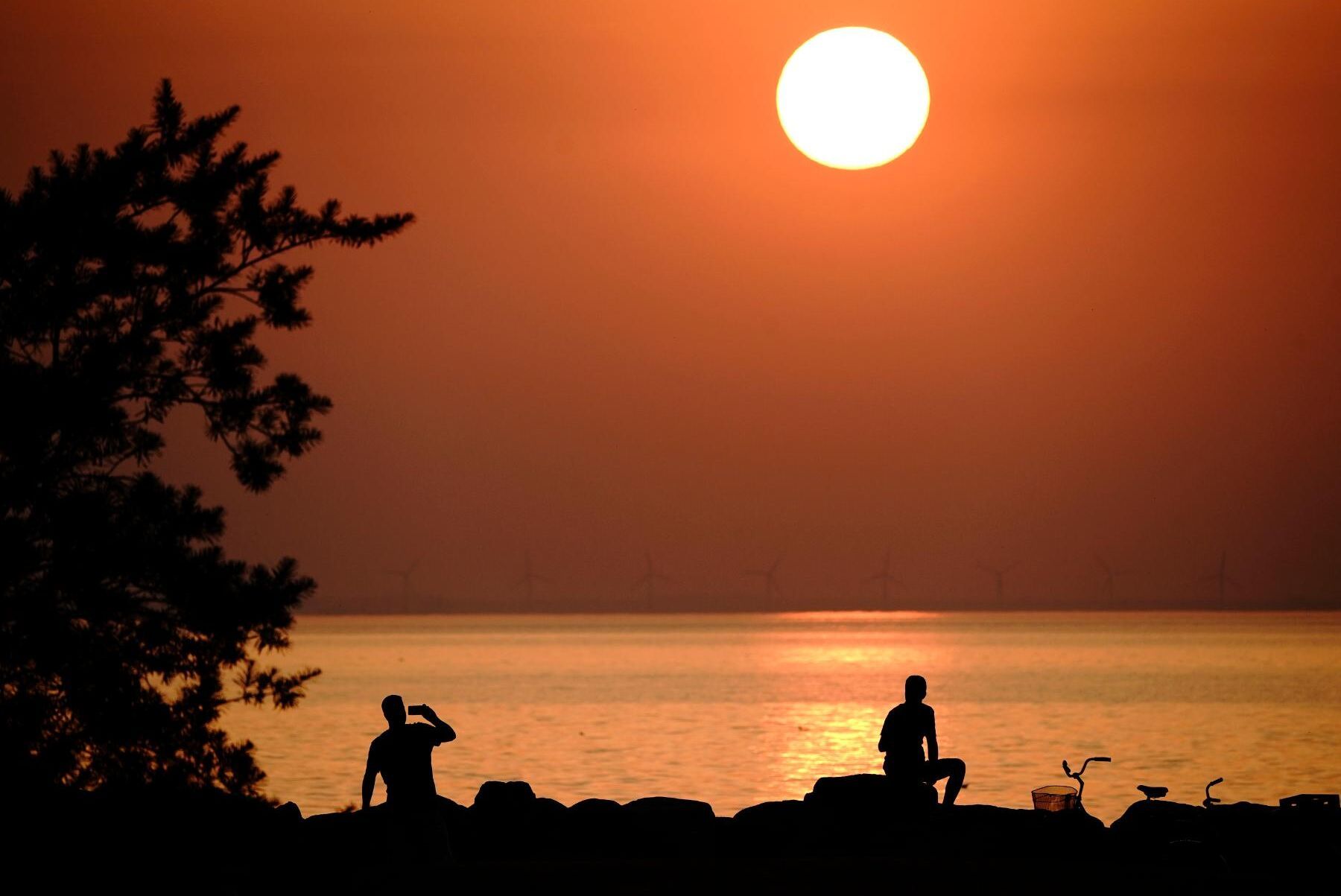 Malmö, den 8 augusti 2018. Solen är på väg ner i Öresund. Temperaturen hade tidigare under dagen nått upp till 35 grader i södra Sverige.