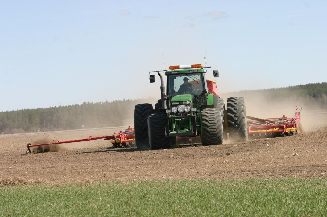 Max vårbruksaction och John Deere 8400 flåsar fram med Väderstad-såmaskinen. Nu körs det dygnet runt och 8400:an äter areal!