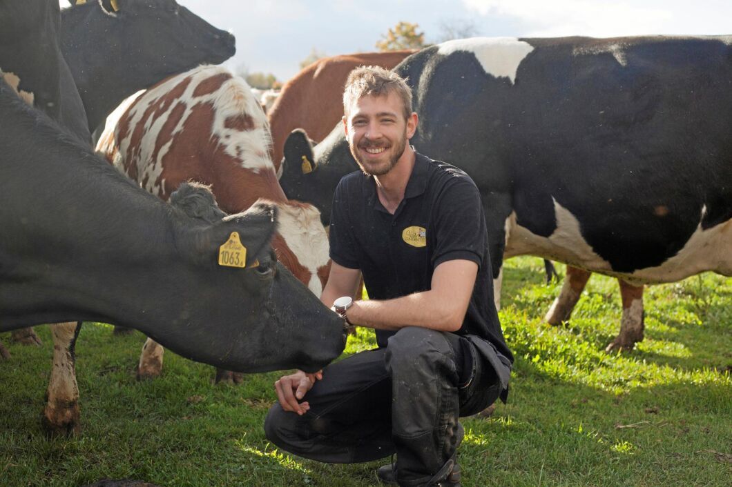 Johan Fransson jobbade tidigare som handläggare på Stim, men hittade genom sin fästmö livet som ladugårdsförman på svärföräldrarnas gård. När han skaffade självtömmande robotdammsugare väcktes idén om en vallskörderobot.