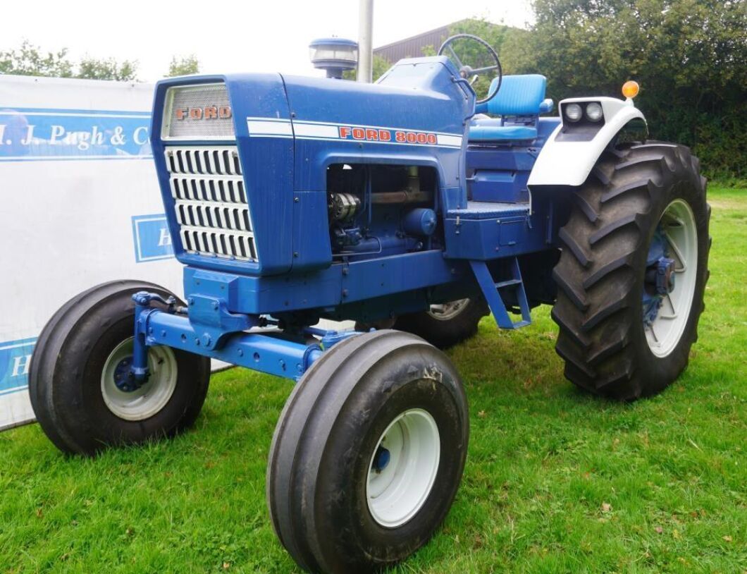 Renoverad Ford 8000. En bra traktor för vägturer enligt prospektet.