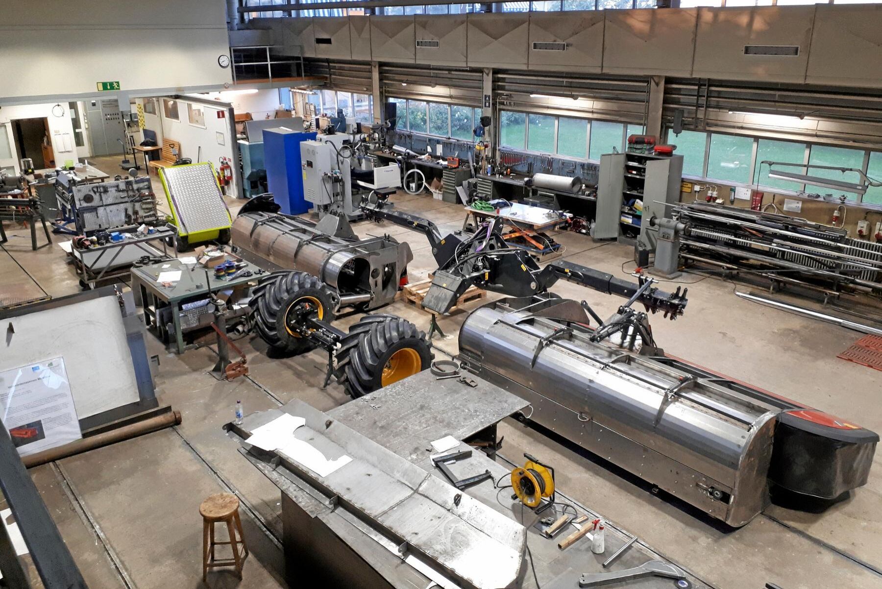 Här står den andra prototypen till Inge Karlssons vallmaskin Multiflow i Rise Jordbruk och livsmedels verkstad på Ultuna vid Uppsala. Mellan slåtterenheterna kommer maskinens bärram att finnas.