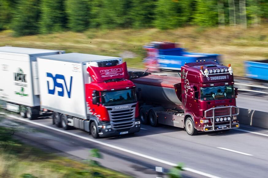Vägavgift ska betalas för alla lastbilar och lastbilsekipage med en totalvikt på minst 12 ton och som uteslutande är avsedda för godstransport på väg.