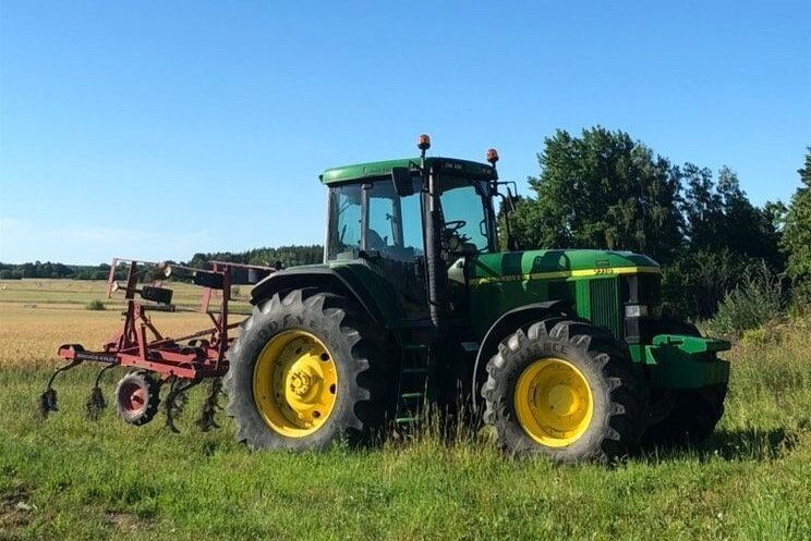Det ska bli stubbearbetning med John Deere 7710. Bild från Alexander Beckman.