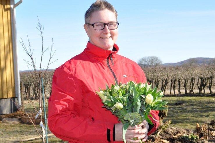 Helen Gustafsson prisas på internationella kvinnodagen med blommor och tårta av Centerkvinnorna och Centerpartiet i Halland.