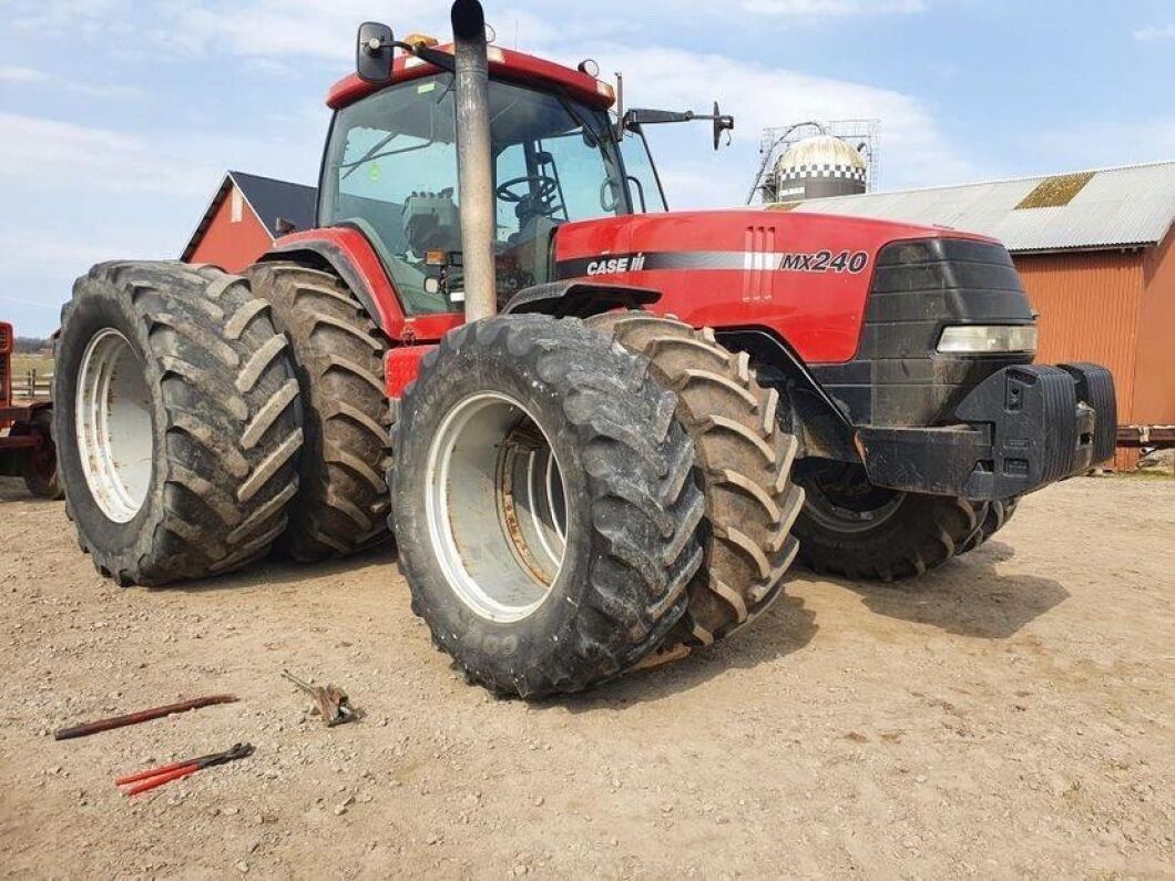 Wow, den här Magnum MX240:an är verkligen bestyckad med max däck. Traktorn är från 2000 och har gått 6 500 timmar, skriver Johan Olsson.
