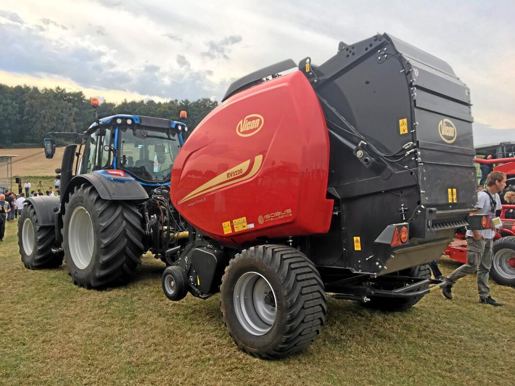 Balpressen RV5220 uppgraderas med en rad innovationer, bland annat en ny funktion som gör att maskinen följer strängen automatiskt.
