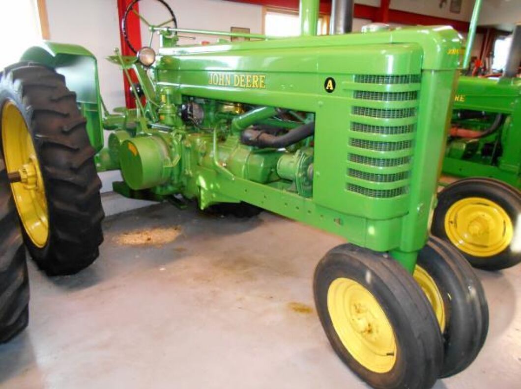 Radodlingstraktorn John Deere A från 1946 med en tvåcylindrig fotogenmotor på 31 hästkrafter. Originaldäck men i övrigt helrenoverad.