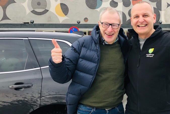 Stig Wiklund tillsammans med naturbruksgymnasiet Nordviks VD, Frederik Innala.