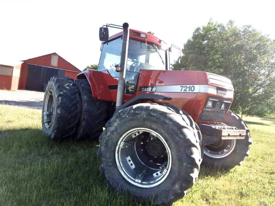 Magnum 7210 som gått 3 700 timmar. Nu har traktorn John Deeres autostyrning och blir alltså lite mer ”up to date”. ”Men jag tvingas väl backa lite på devisen 'Nothing kills a Deere like a Magnum'”, hälsar Peter Borring.