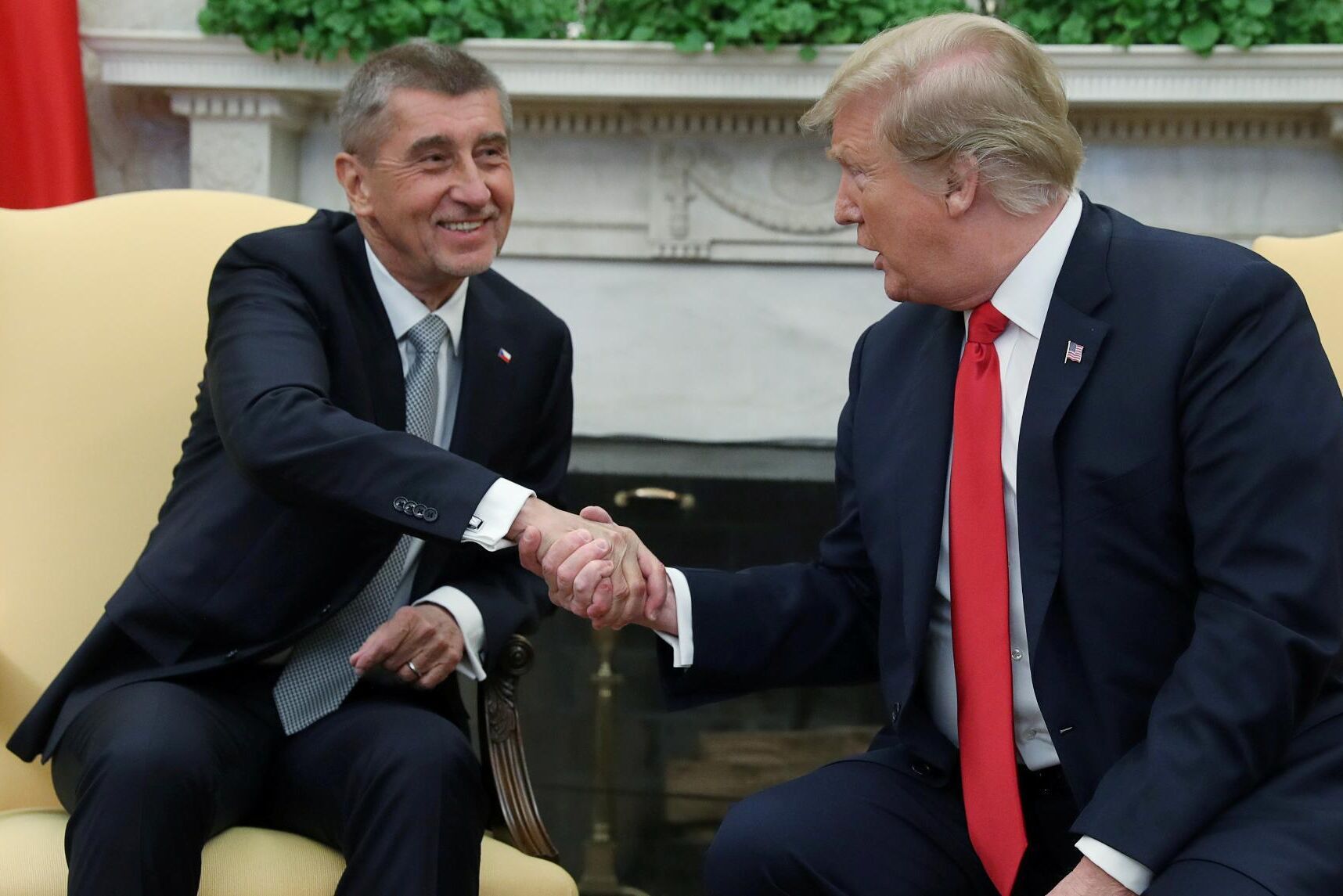 Tjeckiens premiärminister skakar hand med USA:s dåvarande president Donald Trump vid ett möte i Vita huset 2019.