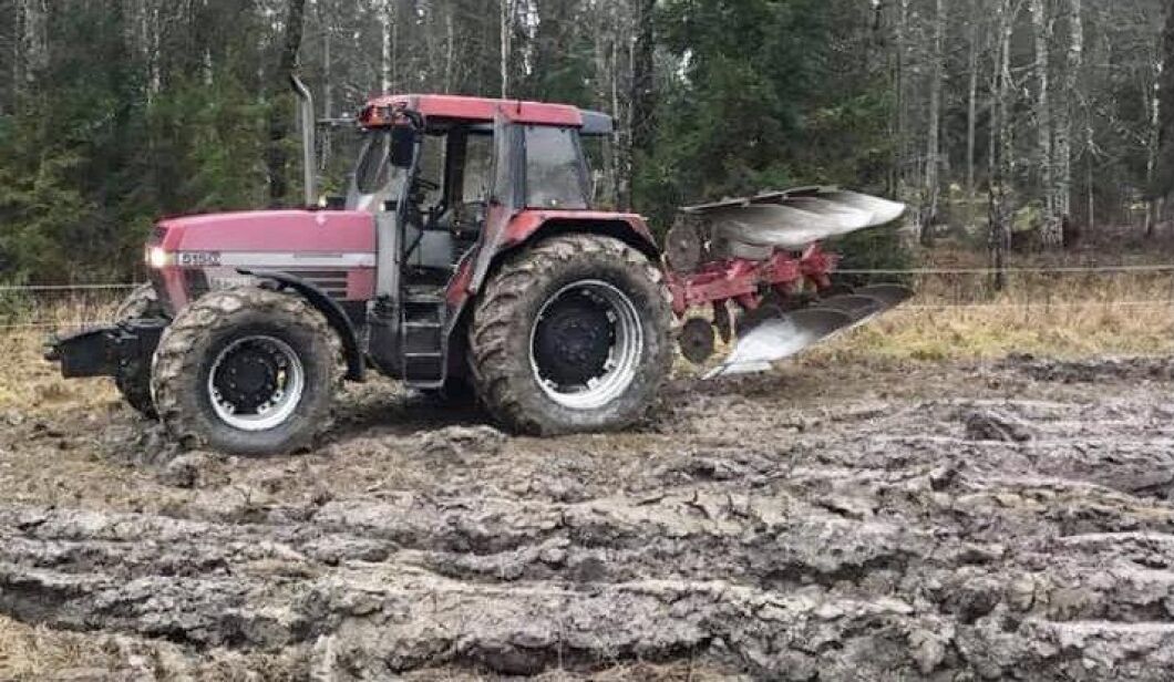 Vårplöjningen går kanon hos Brian Walther. Case IH 5150 Maxxum med Kverneland-plog gör ett gott jobb.