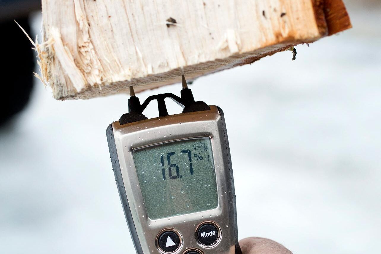 Som en effekt av coronapandemin har torr ved blivit en bristvara i Jämtland.