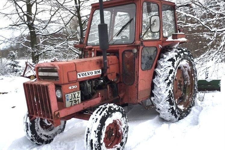 Trotjänaren Volvo BM 430 har fått komma ut och rastas. Det är en riktigt rolig traktor att köra. Den är väldigt pigg och inte ett dugg blyg, hälsar Erik Johansson glatt.