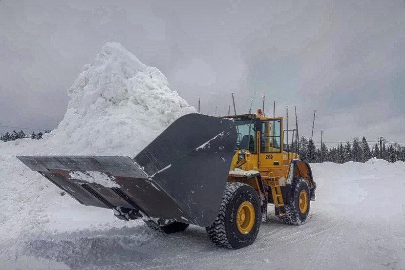 Tror du att det går att få på mer snö i den här skopan? Påpasslig fotograf är Olof Rohdin.