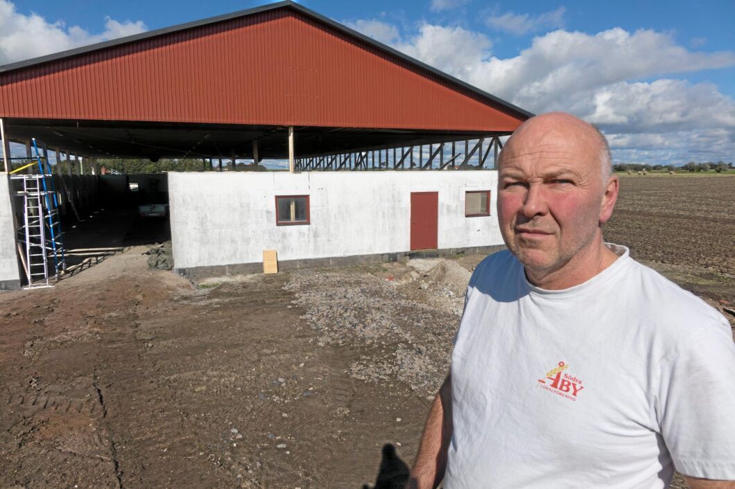 Grisstallet byggt 1996 har fått en rejäl ansiktslyftning. När taket höjdes från 3 till 4,6 meter kan det användas som maskinhall. Och det till halva priset jämfört med ett nybygge.