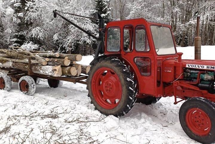 BM Volvo 400 Buster från 1968 får jobba lite med den gamla vajerkranen, hälsar Andreas Nicklasson.