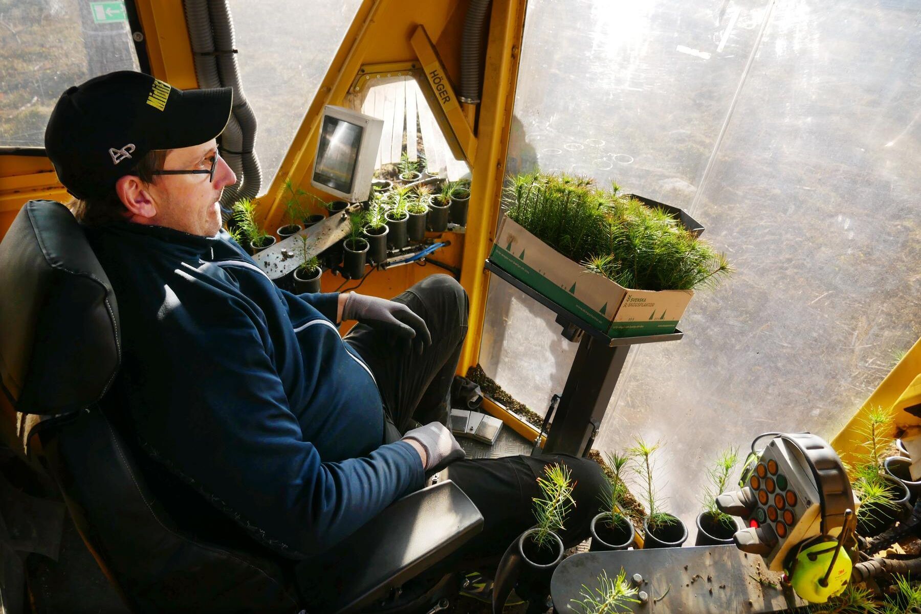 Rickard Boväng bemmanar operatörshytten: ”När man suttit här och matat plant några timmar går det på automatik.”