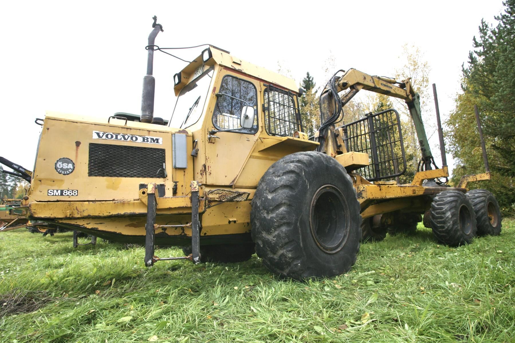 Den legendariska tunga skotaren Volvo BM SM868 byggs 1968–1974 i hela 1 794 exemplar vid ÖSAs fabrik i Alfta. Den väger strax över 10 ton och lastar 8 ton.