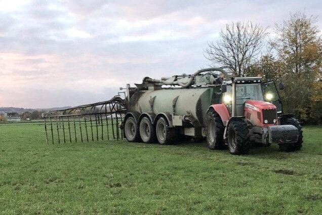 Gödselkörning med Massey Ferguson 7495 och Samson PG21 utanför Kristianstad, hälsar Samuel Niklasson glatt.