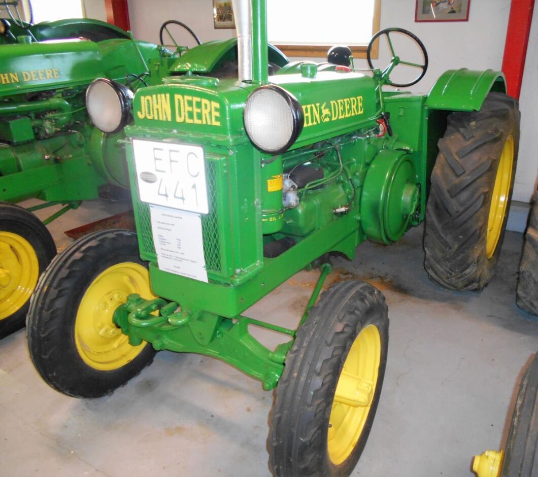 John Deere BR från 1947 med en tvåcylindrig fotogenmotor.