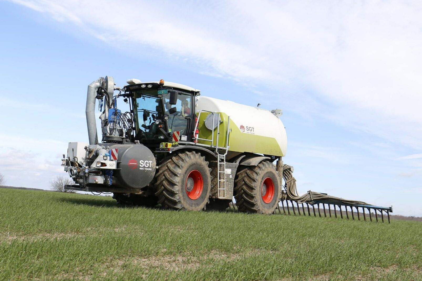 Claas-traktorn har 379 Caterpillar-hästkrafter och fungerar som en självgående gödselspridare med så kallad släpskoramp.