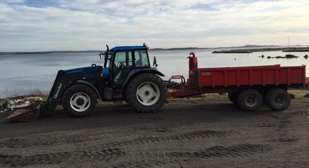 Den stulna traktorn med släp, en New Hollandtraktor med Bigabsläp.