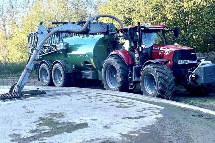 Oliver Lantz Case IH 240 Puma och Samson-tunnan.