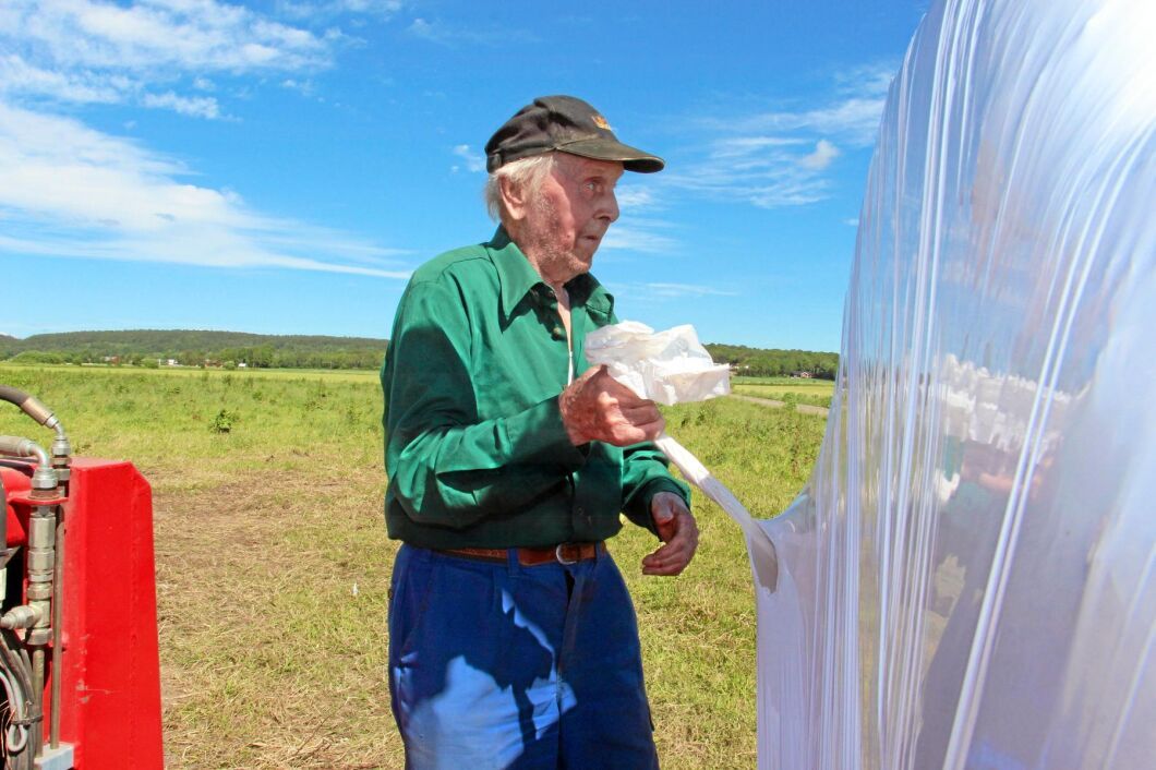 Yrket har blivit enklare med mekaniseringen och kroppen håller längre, menar 86-årige Folke Johansson.