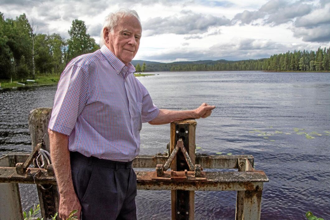 Vattenkraftsägaren Ulf Örtlund skötte tidigare regleringen vid Dammsjön. Han hävdar med bestämdhet att han hade kunnat hålla ett flöde i Hammarskogsån om dammluckan hade fått finnas kvar, ett förslag som länsstyrelsen avfärdade.