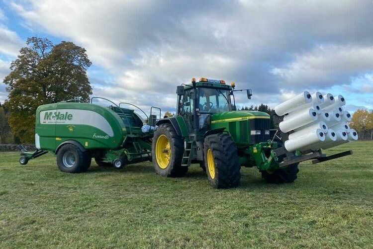 Snyggt laddad John Deere 7710! Här har Axel Andersson, känd som Mellbybonnen, fotat sin gröna pärla.