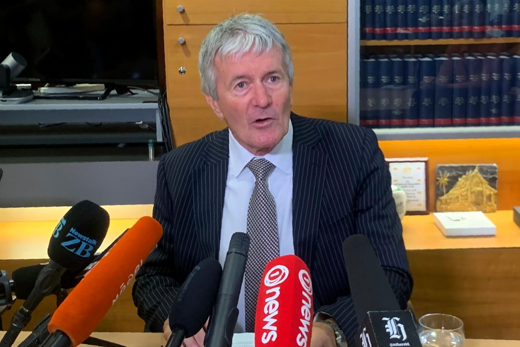 Nya Zeelands jordbruksminister Damien O'Connor pratar med media på onsdagen efter att beslutet om exportförbud har klubbats.