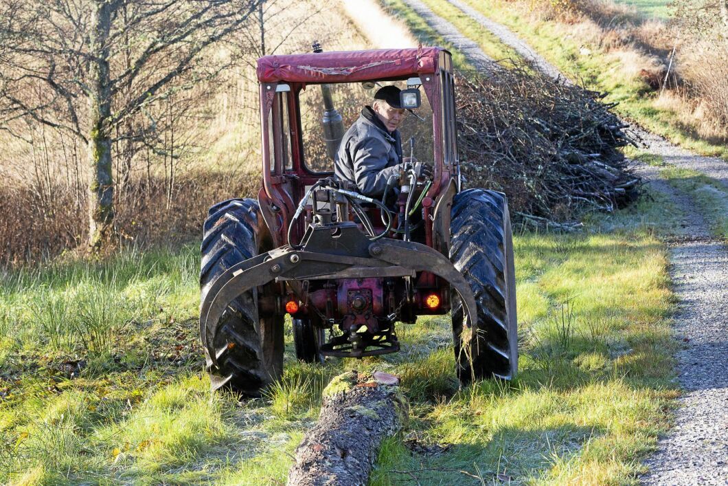 Med sin uppfinning kan Björn Cagner backa intill och frakta ut utan att behöva använda sig av lunningsbalk och kedjor där det är svårt att ta sig fram med skogsvagnen.