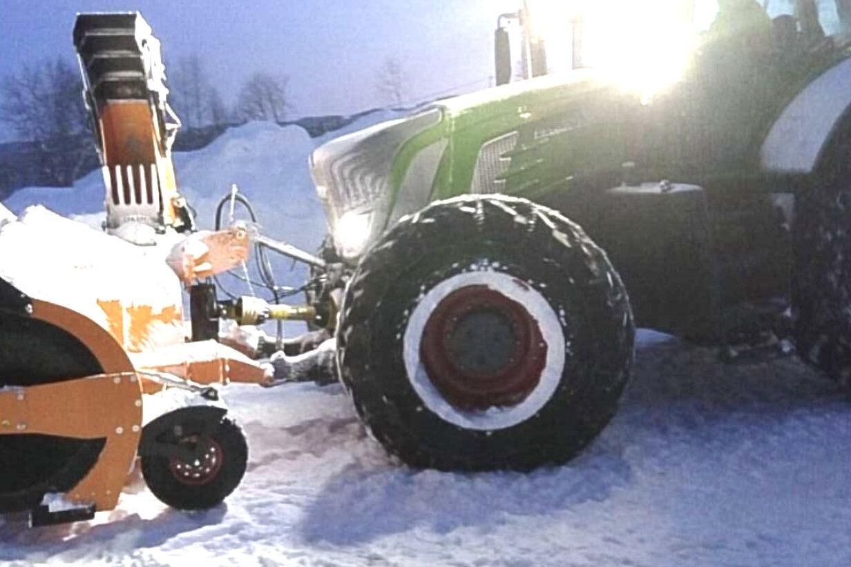 En Fendt med fronthydraul och frontkraftuttag är perfekt om man vill ha snöslungan i fronten på traktorn. Bilden kommer från Knut Brekken.