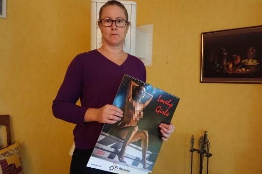 Helen Gustafsson (tidigare Johansson) fick en nakenkalender i julklapp från reservdelsfirman men sa ifrån - något som väckte starka reaktioner.