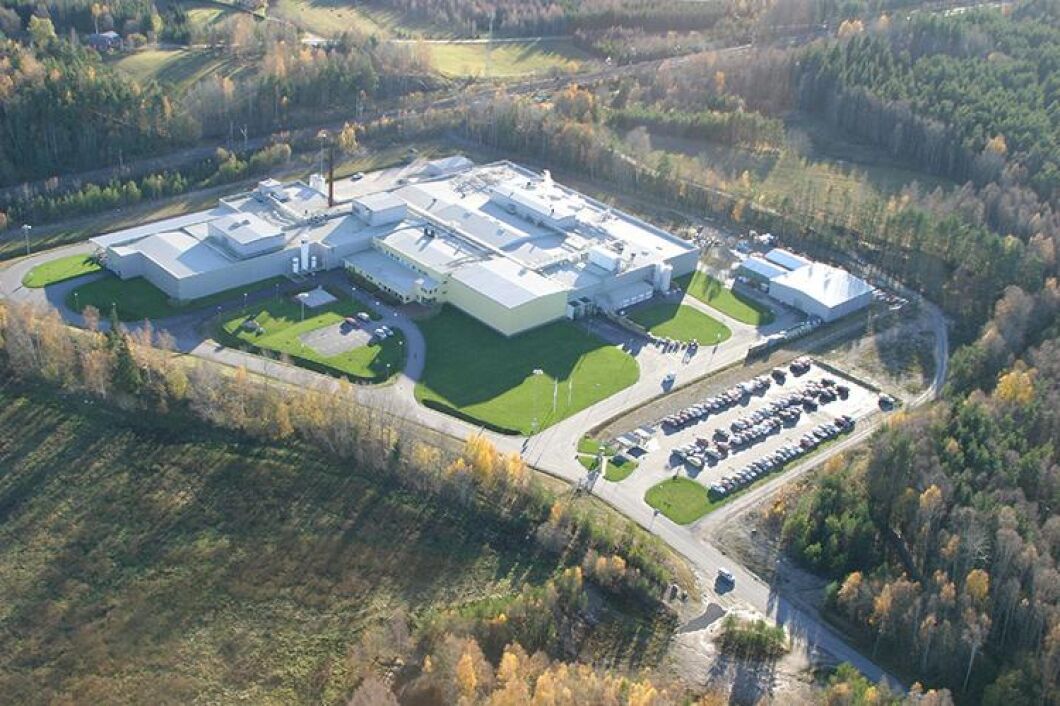 Kronfågels produktionsanläggning i Valla utanför Katrineholm ägs av Scandi Standard. Ingen av Scandi Standards anläggningar är drabbade av fågelinfluensan.
