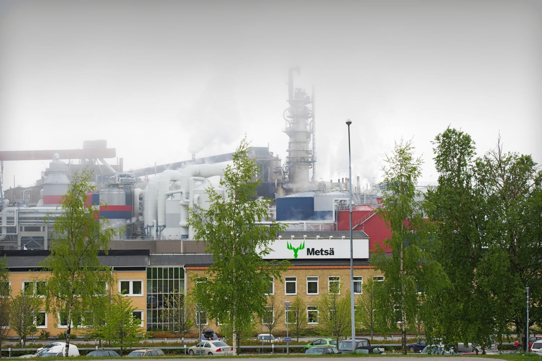 Metsä Board har tecknat avtal om att sälja 30 procent av massabruket Husum till den ekonomiska föreningen Norra Skog.
