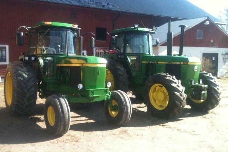 Snyggt radarpar hos Andreas Jonsson. Det är John Deere 4230 från 1976 och John Deere 4240S från 1984. Den senare traktorn används varje dag och har gått 12 300 timmar.
