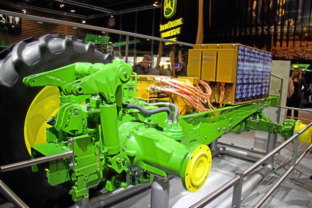 På Sima visade John Deere sin eldrivna traktor i form av en genomskärning. Batteripaketet väger ett ton, men kapaciteten motsvarar bara upp till fyra timmars hårt arbete i fält så än är det långt kvar innan konceptet når produktionsstadiet.