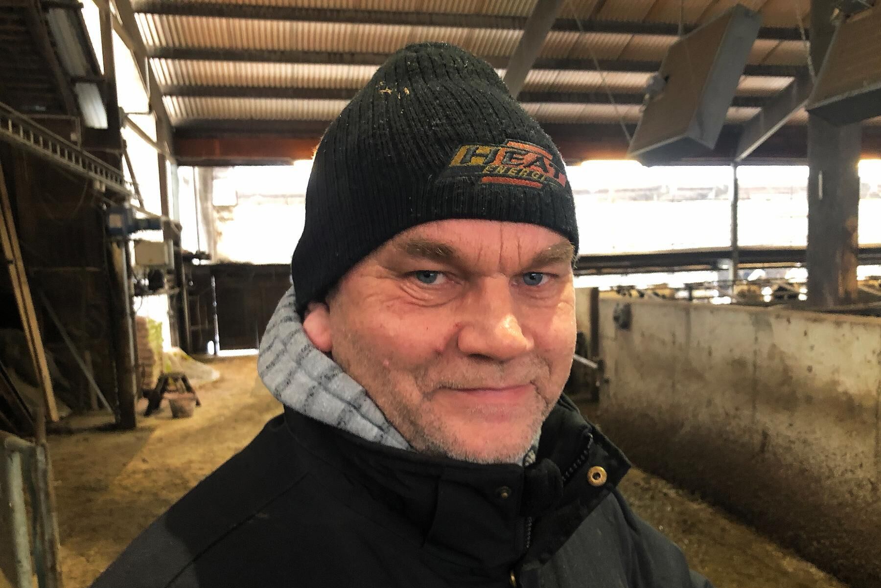 Hans Cederlöf ser fram mot att få börja bygga sin nya ladugård. Men den kunde redan ha varit klar om inte länsstyrelserna i Uppsala och Västmanland felaktigt menat att det krävdes tillstånd om man skulle ta vatten till 1 500 kor.