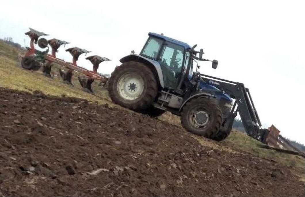 ”Jag vågade mig ut på lite vårplöjning med vår New Holland TM165”, berättar Birger Olsson i början av mars.