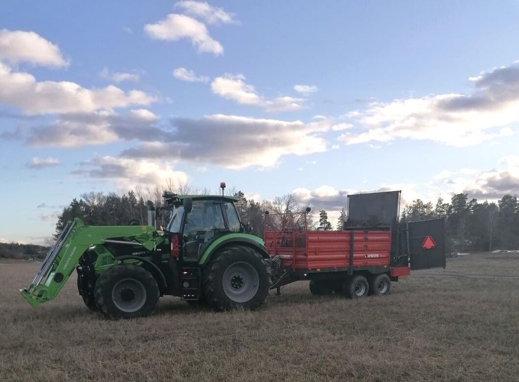Mörkret faller och det är kväll men Krister Hedlund hinner köra ut första lasset med Deutz-Fahr 6185.