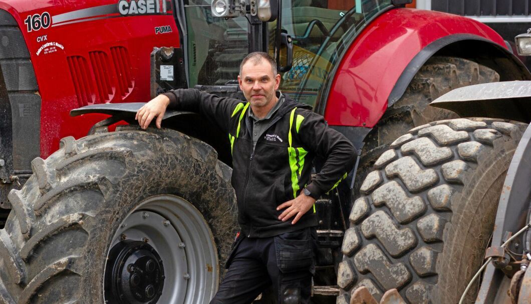 Anders Persson på maskinstationen i Vassmolösa har kört snö sedan 1996. I dag upplever han att det är svårare att få folk att vilja göra det och ser utmaningar med framtidens snöröjning.