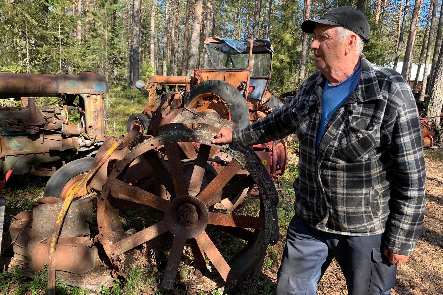 Holger Larsson har samlat på traktorer i mer än 60 år men ska nu göra sig av med drygt halva samlingen.