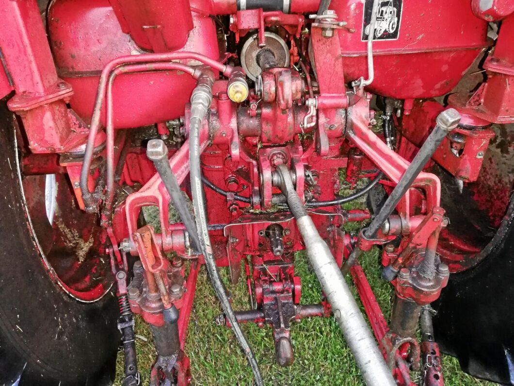 Enligt idén skulle en manometer kunna monteras vid hydraulikens trycksida. När dragkroken belastas ändras trycket. Värdet på manometern kan sedan omvandlas till kilogram och släpets vikt kan visas på en display i traktorn.